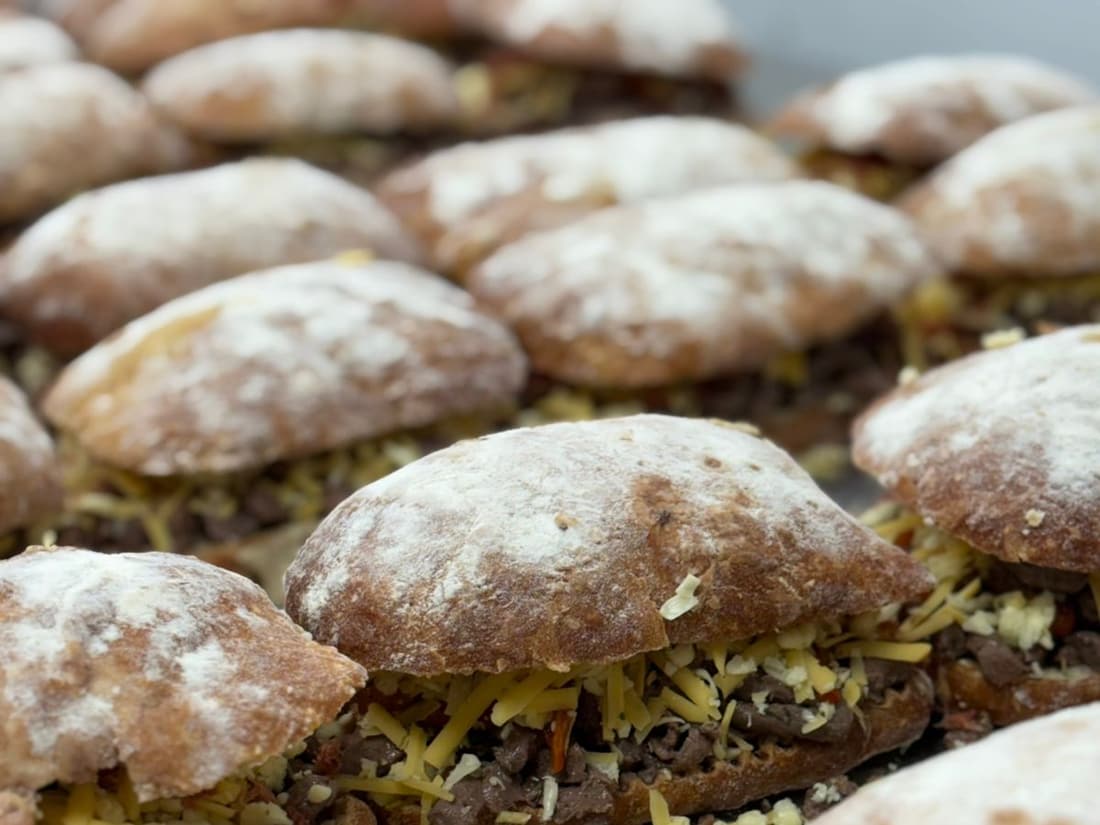 Ciabatta artesanal Pannino rellena de carne y queso